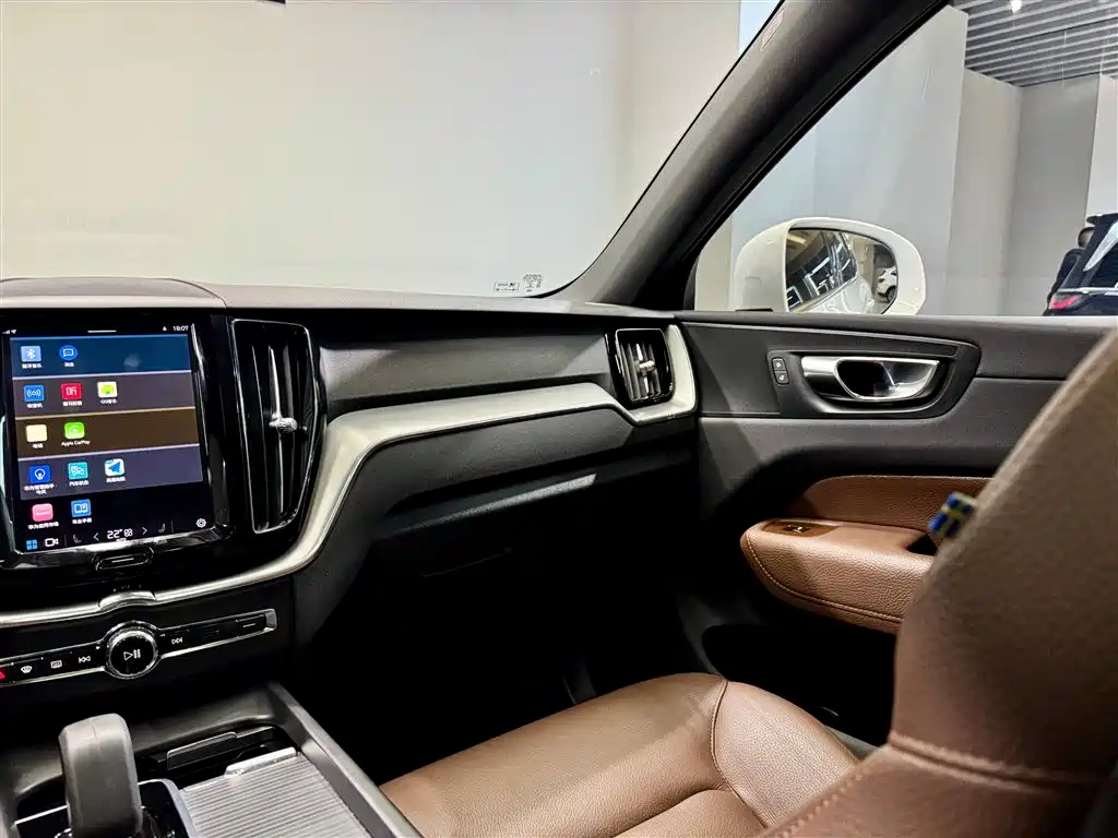 Volvo XC60 2022 B5 AWD Momentum Luxury Edition