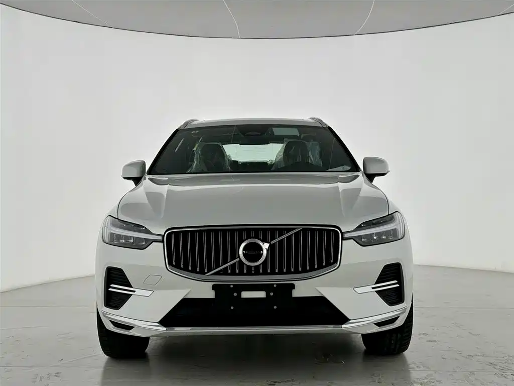 Volvo XC60 2024 B5 AWD Momentum Luxury Edition