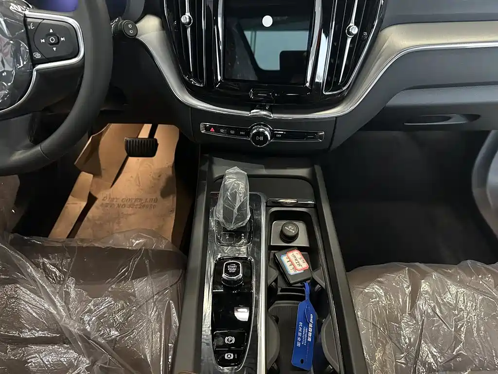 Volvo XC60 2024 B5 AWD Momentum Luxury Edition