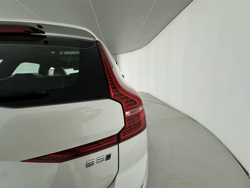 Volvo XC60 2024 B5 AWD Momentum Luxury Edition