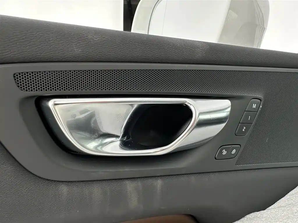 Volvo XC60 2024 B5 AWD Momentum Luxury Edition