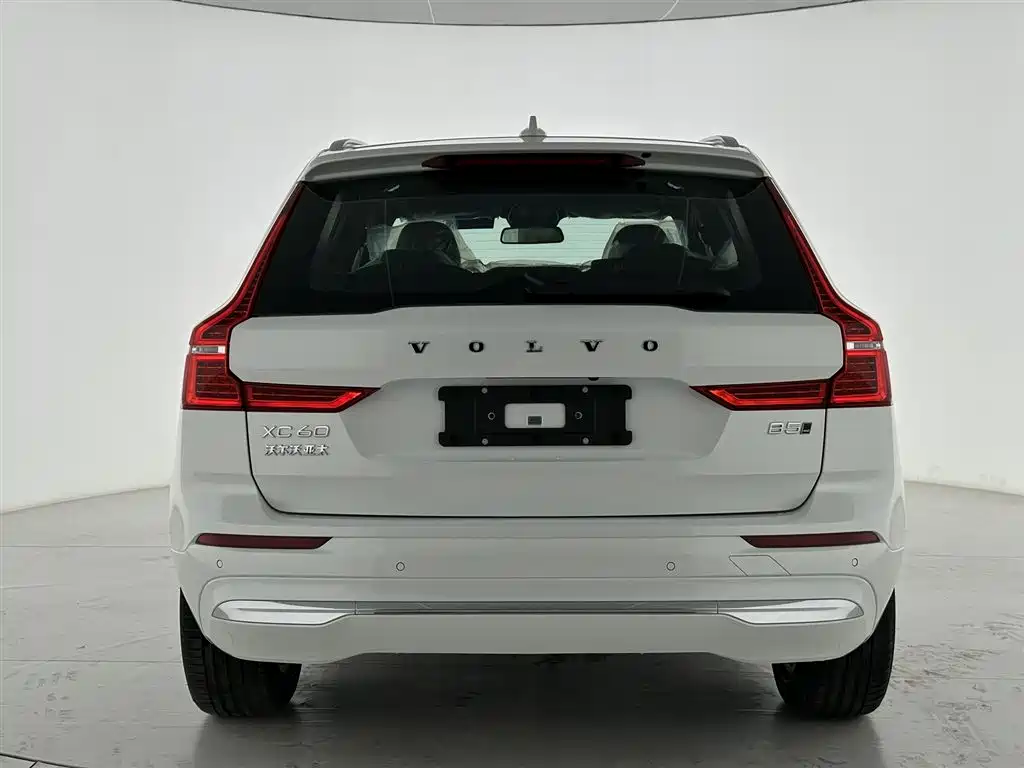 Volvo XC60 2024 B5 AWD Momentum Luxury Edition