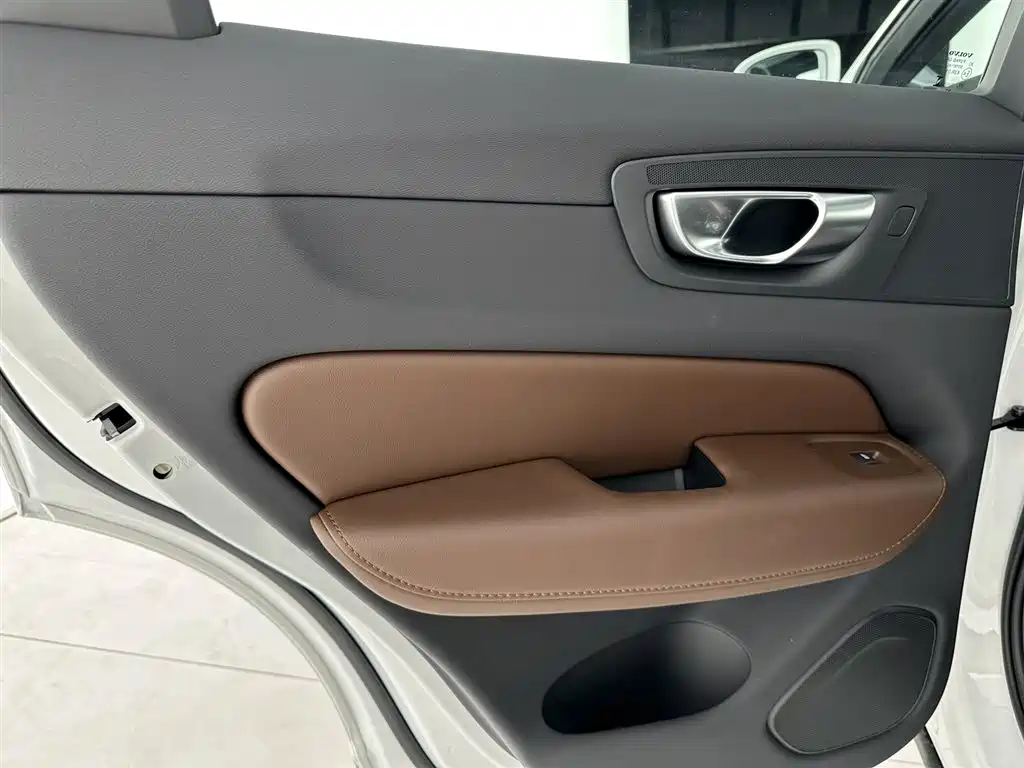 Volvo XC60 2024 B5 AWD Momentum Luxury Edition