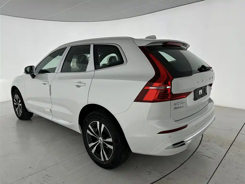 Volvo XC60 2024 B5 AWD Momentum Luxury Edition