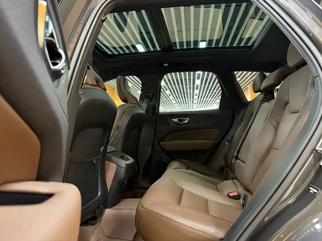 Volvo XC60 2022 B5 AWD Momentum Luxury Edition