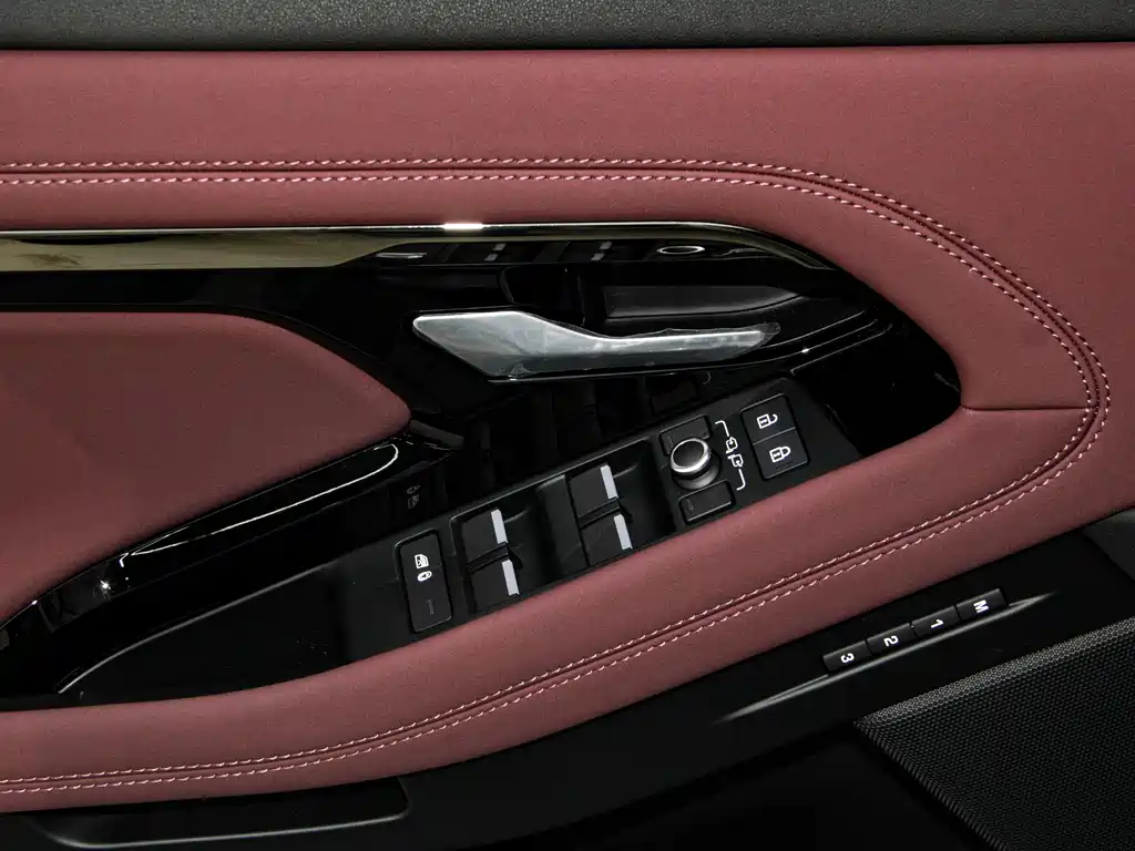 Range Rover Evoque L 2024 SE
