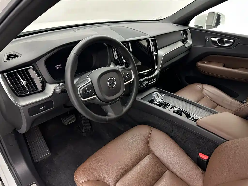 Volvo XC60 2024 B5 AWD Momentum