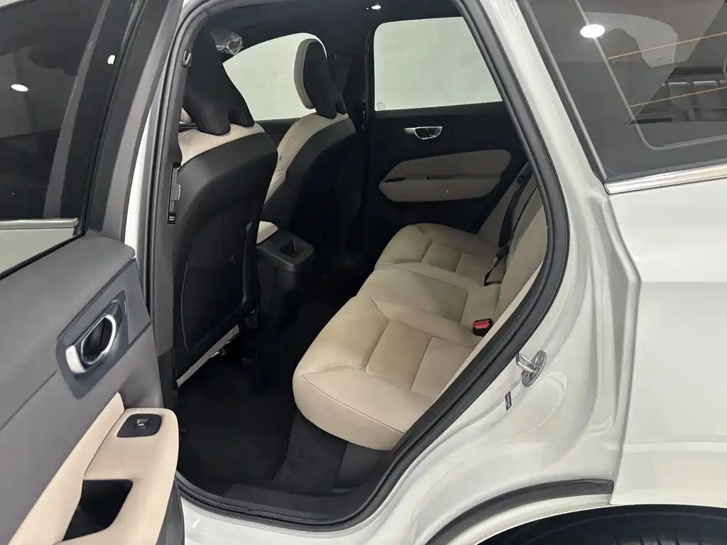 Volvo XC60 2026 B5 AWD Momentum Sport Edition