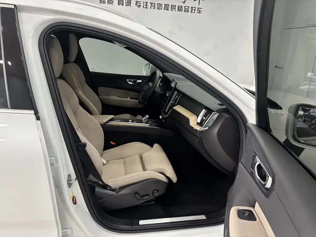 Volvo XC60 2026 B5 AWD Momentum Sport Edition