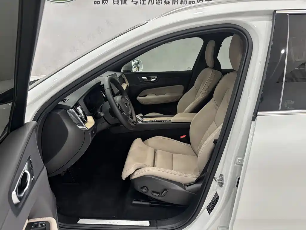 Volvo XC60 2026 B5 AWD Momentum Sport Edition