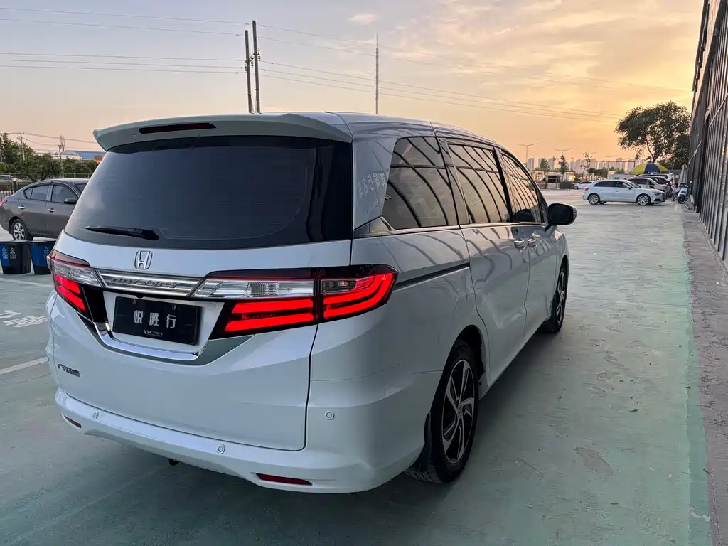 Honda Odyssey 2015 Facelift 2.4L Luxury Edition
