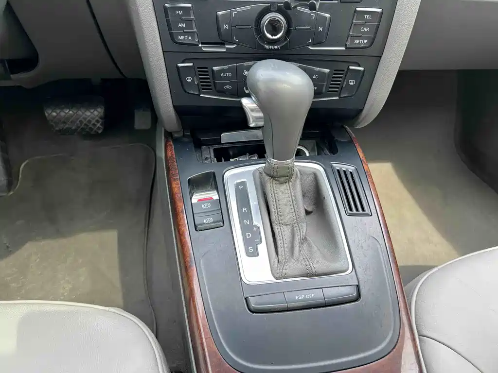 Audi A4L 2010 2.0 TFSI Standard