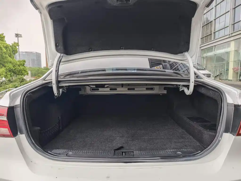 Roewe i6 NEV 2019 PLUS 50T 4G Interconnect Glory Luxury Edition