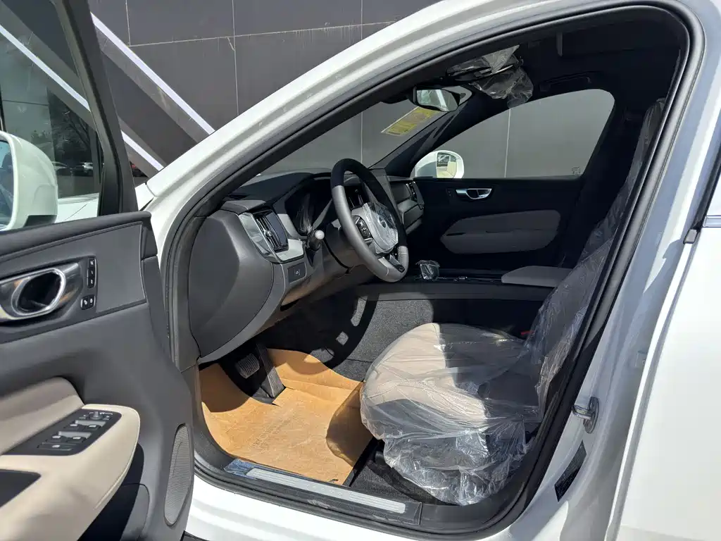 Volvo XC60 2026 B5 AWD Momentum