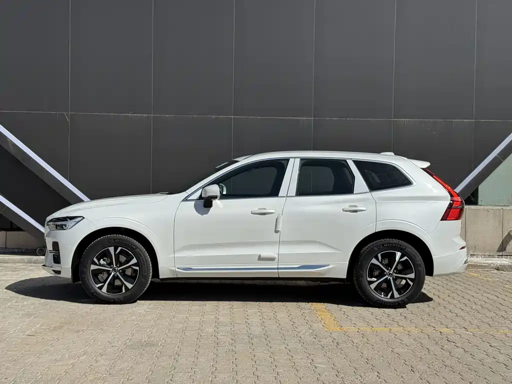 Volvo XC60 2026 B5 AWD Momentum