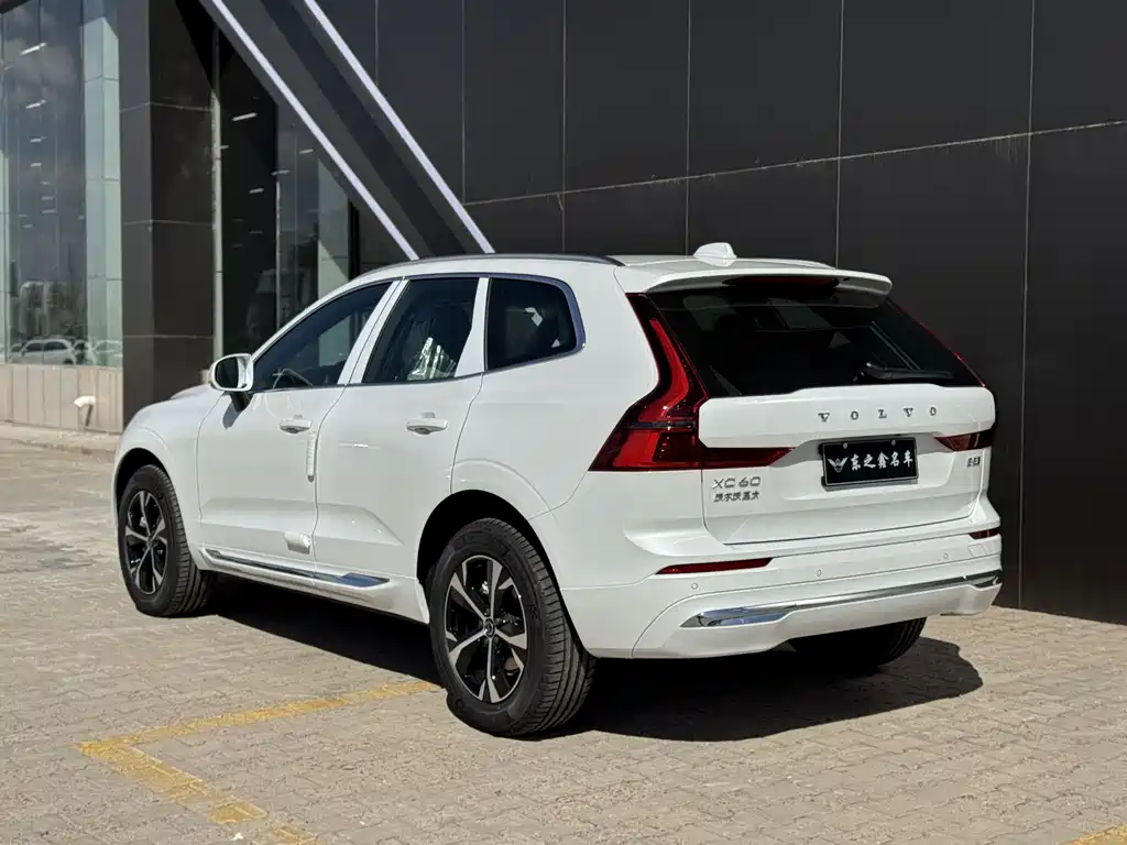 Volvo XC60 2026 B5 AWD Momentum