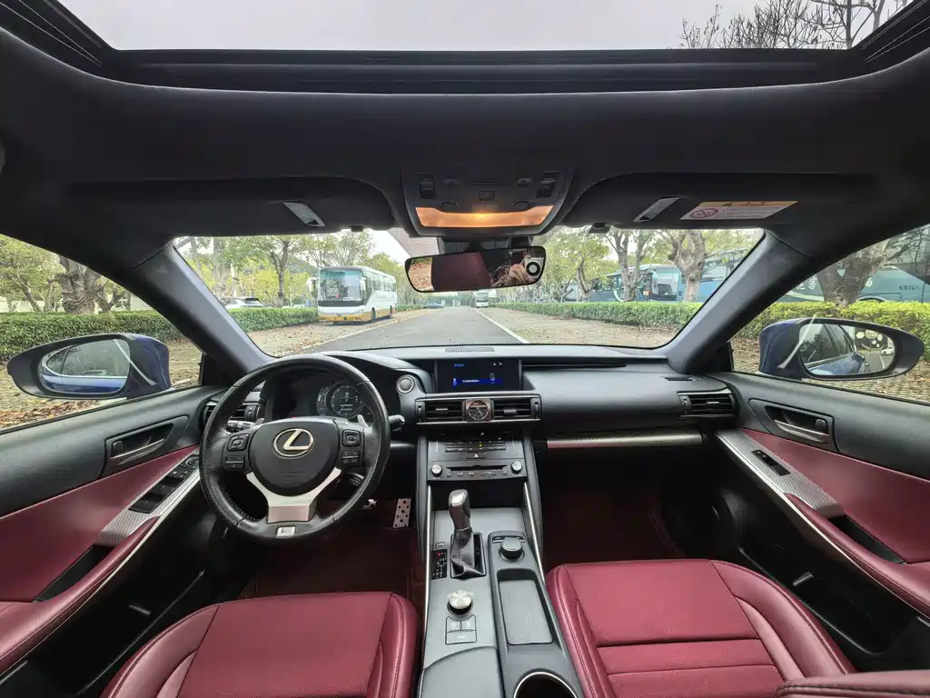 Lexus IS 300 F SPORT (2017)