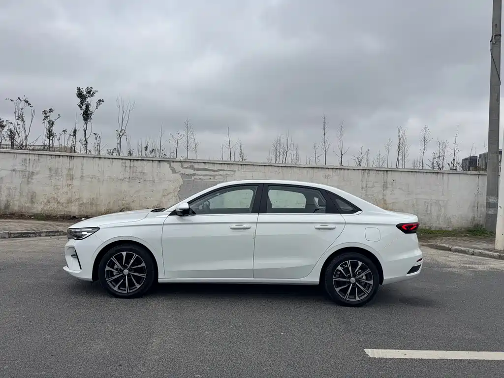 Geely Emgrand 2022 4th Generation 1.5L CVT Luxury Edition