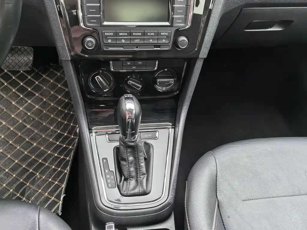 Bora 2018 230TSI DSG Comfort