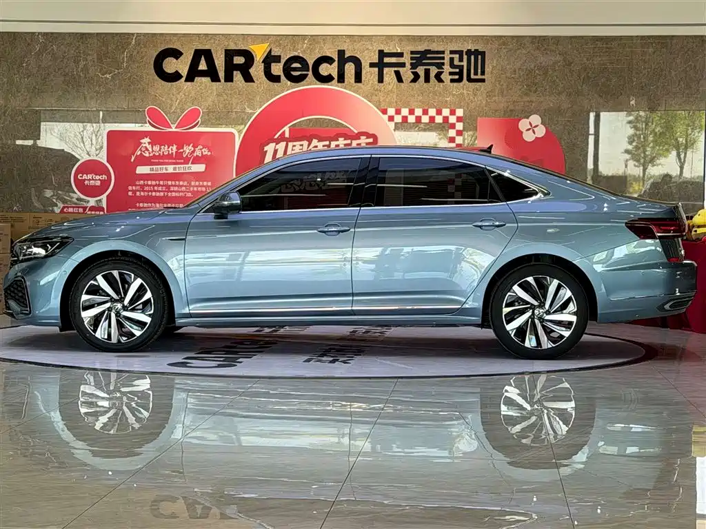 Volkswagen Passat 2022 330TSI Starlight Premium Edition
