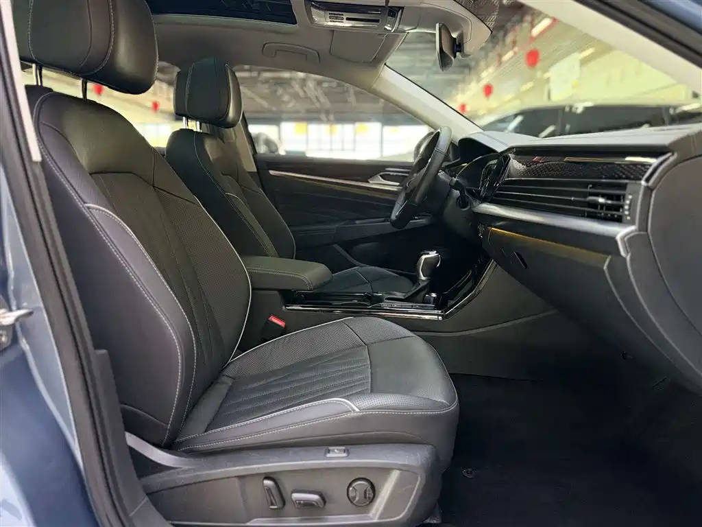 Volkswagen Passat 2022 330TSI Starlight Premium Edition