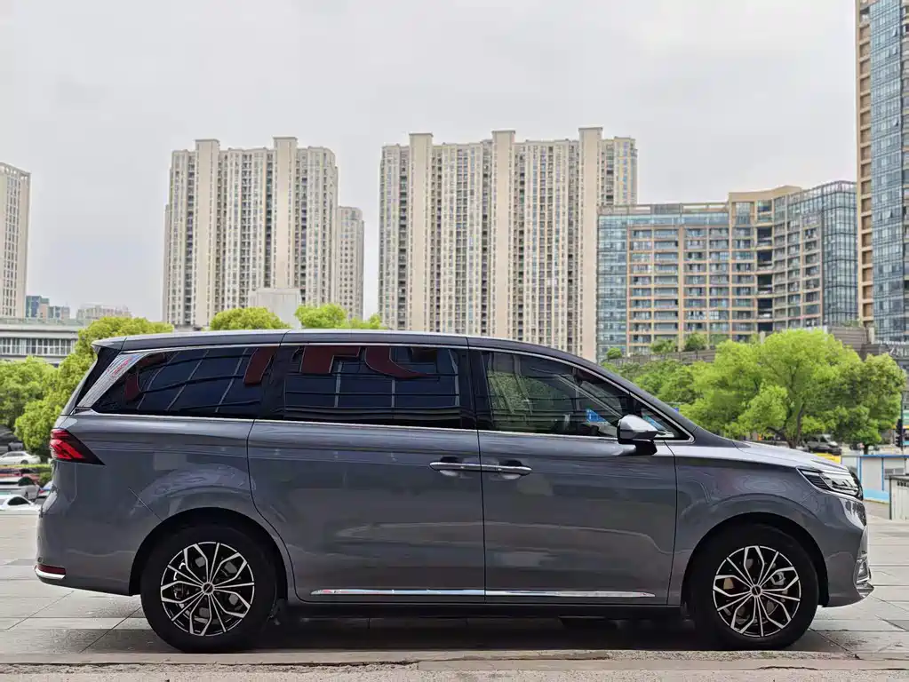 Roewe iMAX8 NEV 2022 Golden Edition