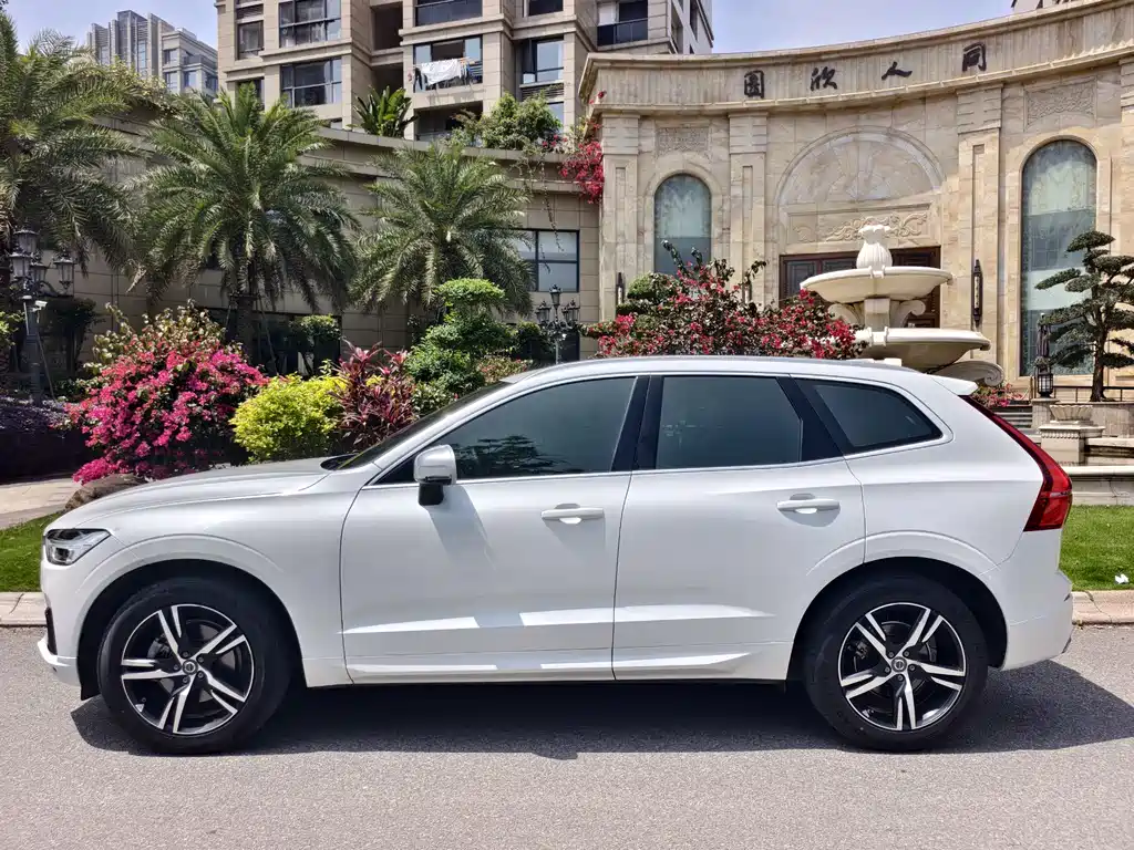 Volvo XC60 2019 T5 AWD Momentum Sport Edition