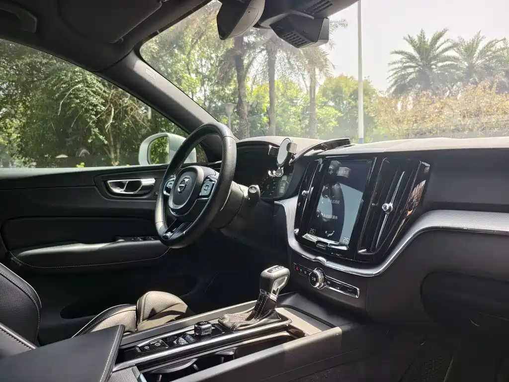 Volvo XC60 2019 T5 AWD Momentum Sport Edition