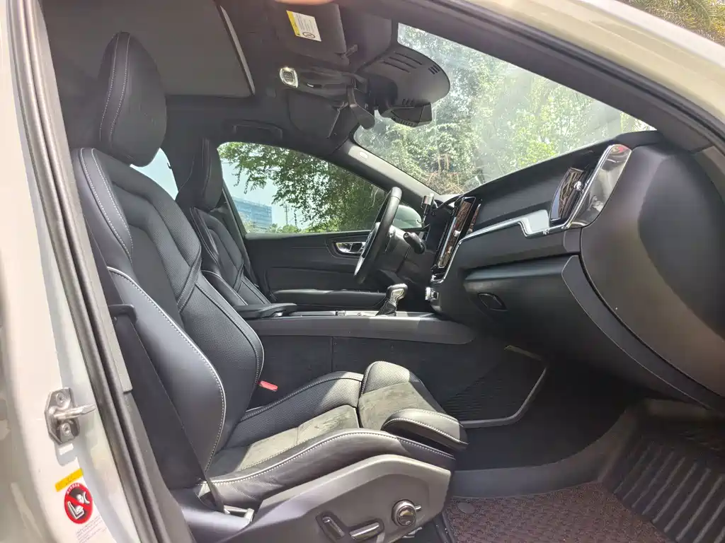 Volvo XC60 2019 T5 AWD Momentum Sport Edition