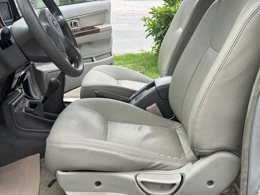 Nissan Paladin 2004 2.4L 4WD Luxury Edition