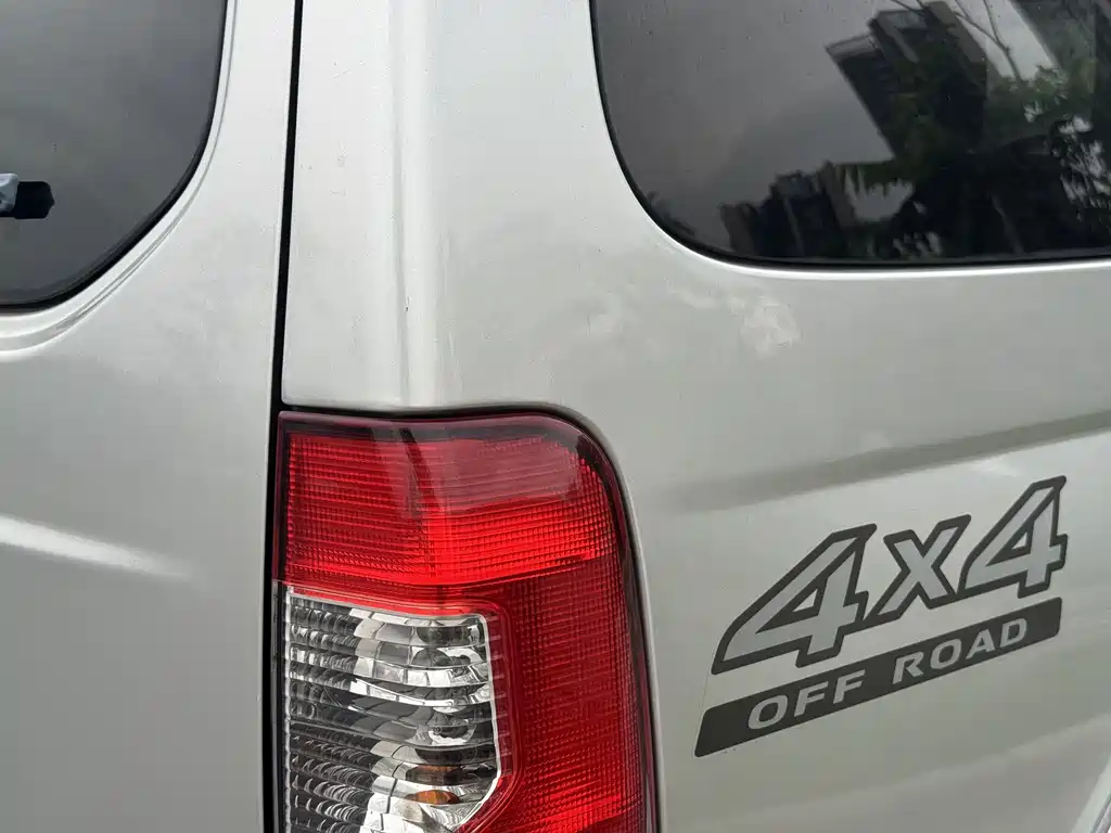 Nissan Paladin 2004 2.4L 4WD Luxury Edition
