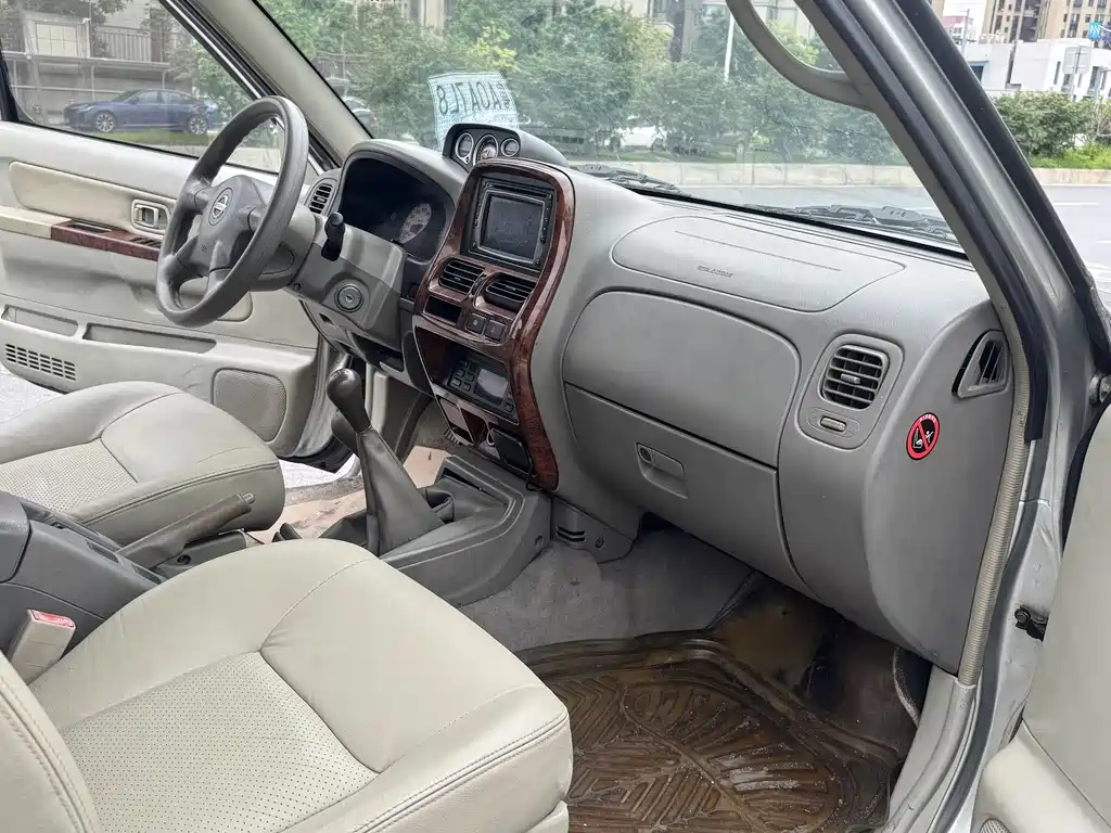 Nissan Paladin 2004 2.4L 4WD Luxury Edition