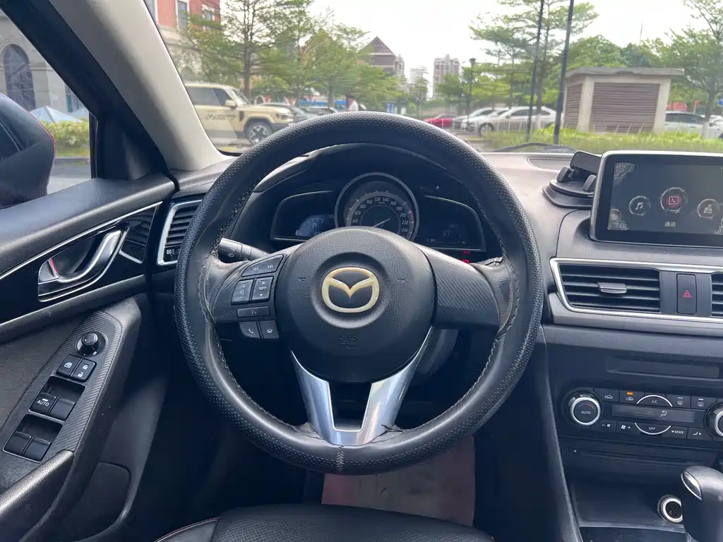 Mazda 3 Axela 2014 Sedan 1.5L Automatic Luxury