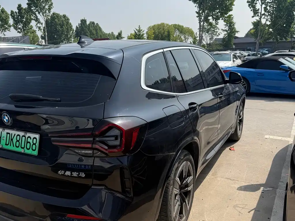 BMW iX3 2023 Leading Edition