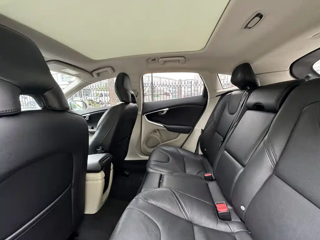 Volvo V40 2015 1.6T Kinetic