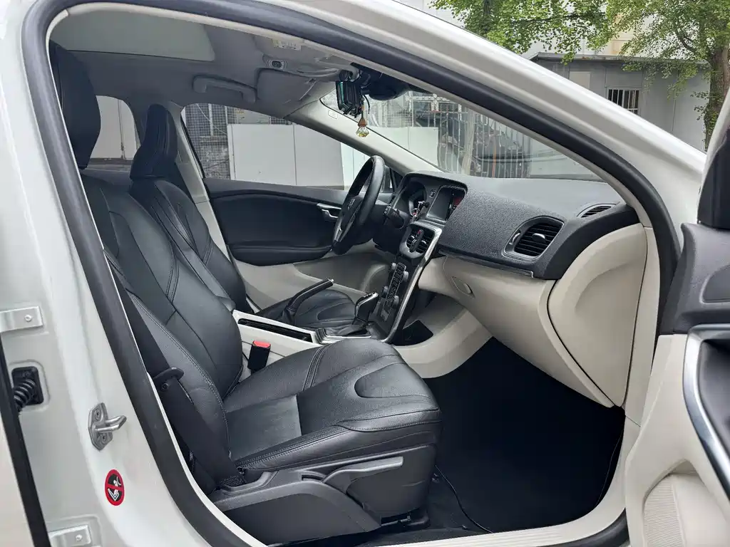 Volvo V40 2015 1.6T Kinetic