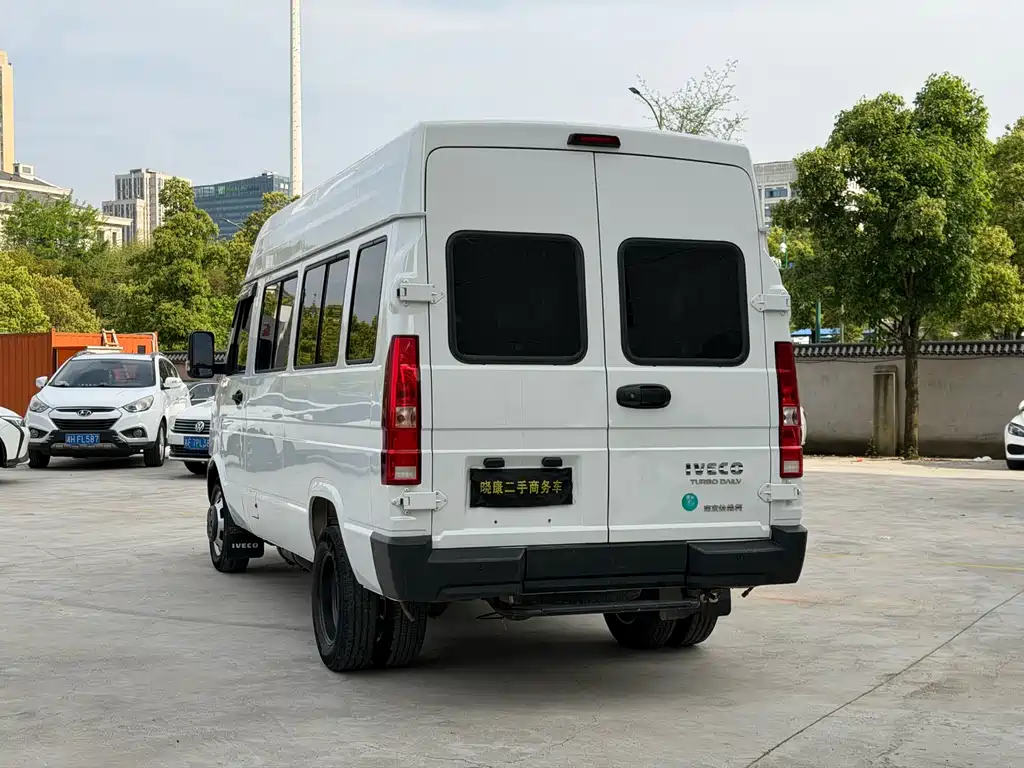 Iveco Daily 2023 2.5T A37M1 Long Wheelbase Medium Roof Dual Rear Wheels Manual Door 5-9 Seats