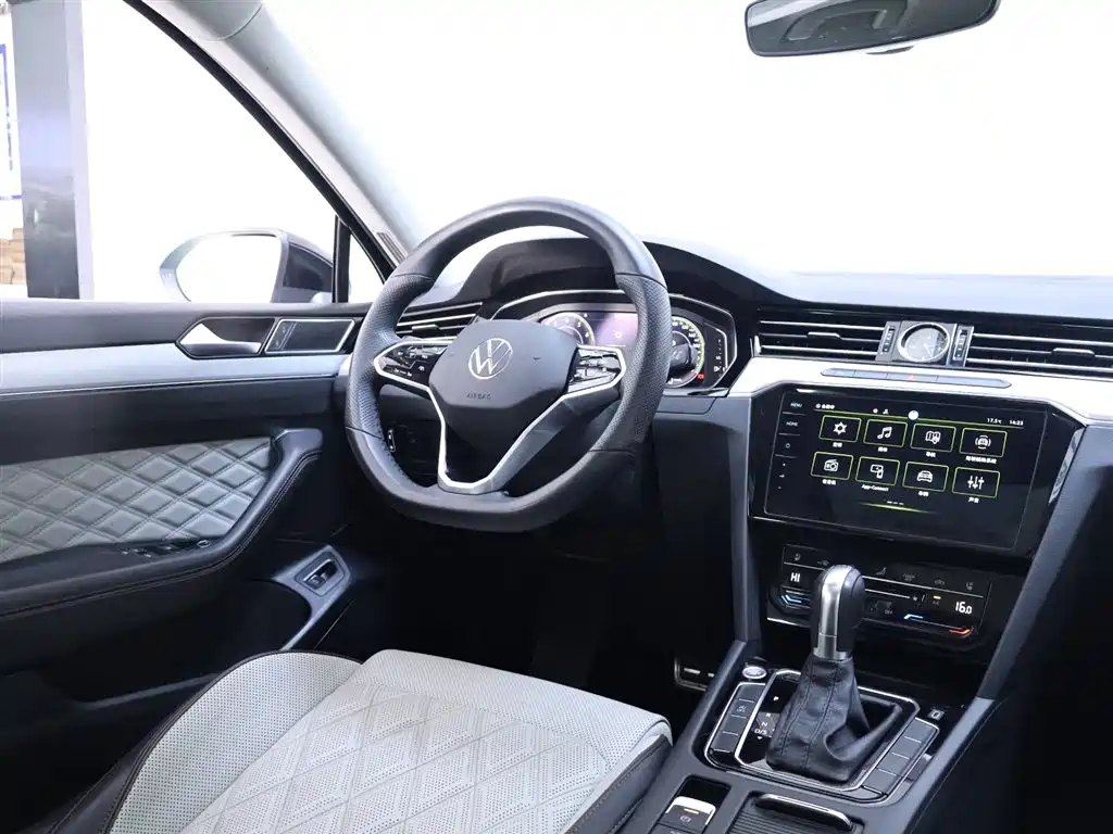 Magotan 2023 2 Million Edition 330TSI DSG Luxury