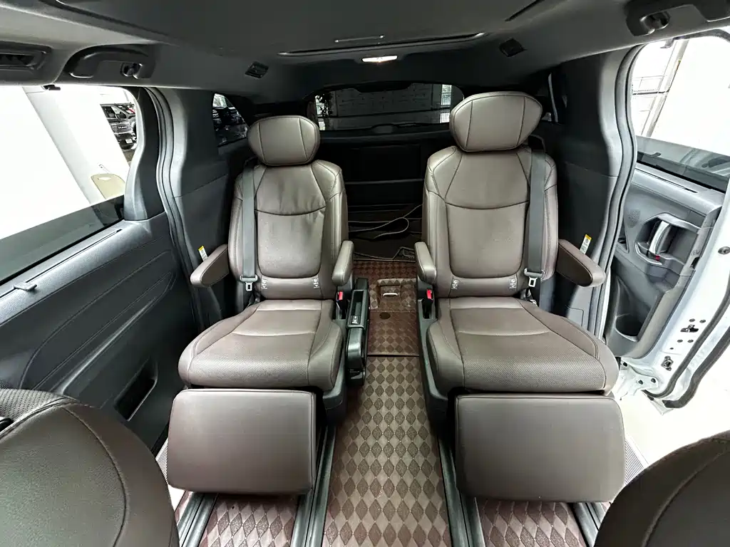 Toyota Sienna 2024 2.5L Hybrid Platinum Edition