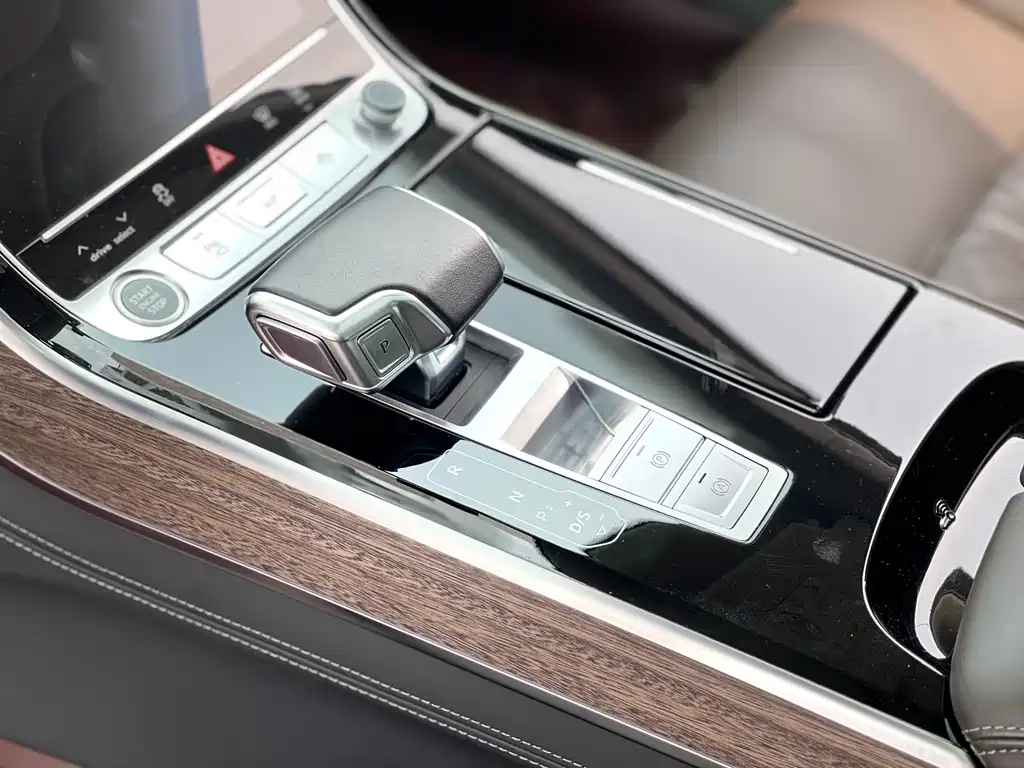 Audi A8L 2023 55 TFSI quattro Flagship