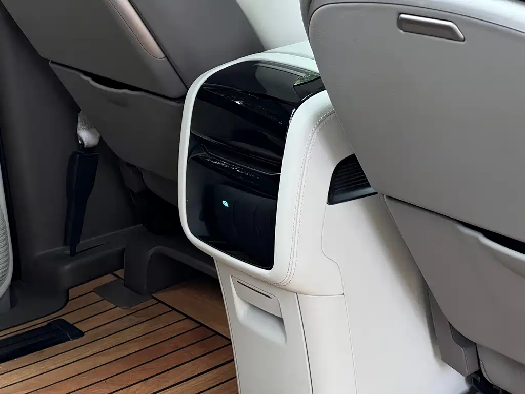 Denza D9 2022 DM-i 970 AWD Flagship