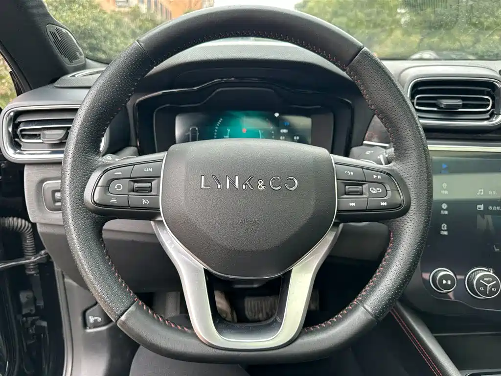 Lynk & Co 03
