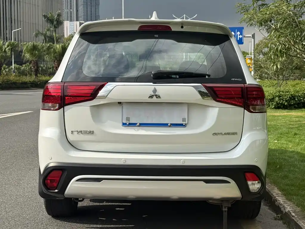 Mitsubishi Outlander 2020 2.4L AWD Zhixiang Edition 7-Seater