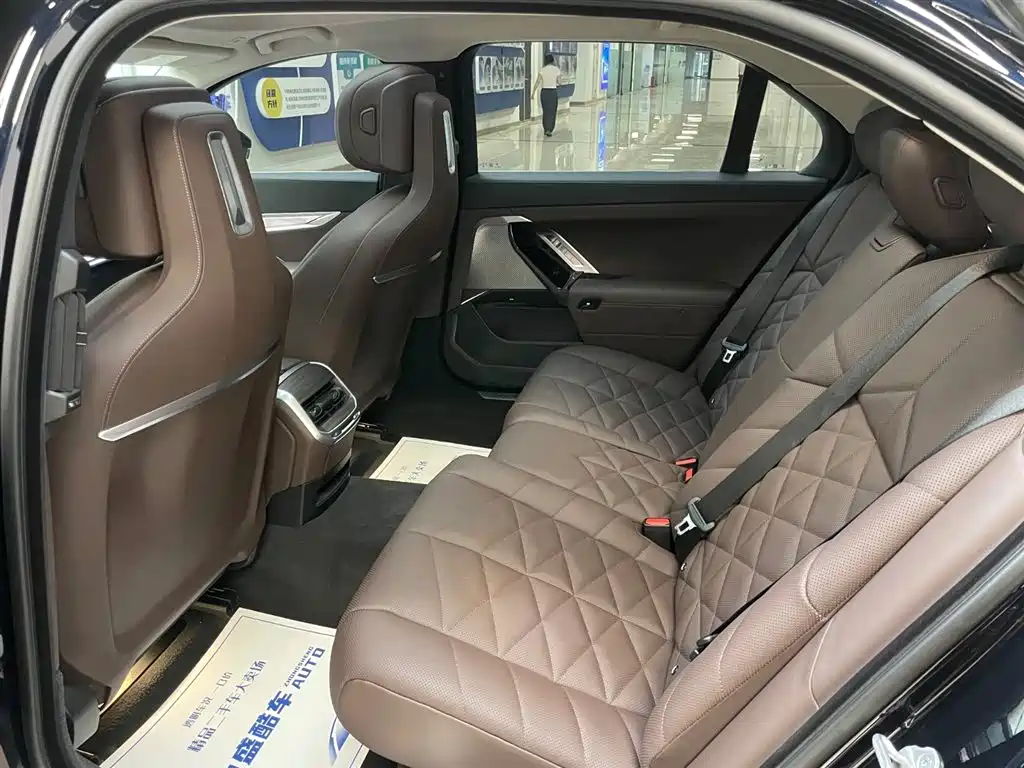 BMW 7 Series 2023 735Li M Sport Package