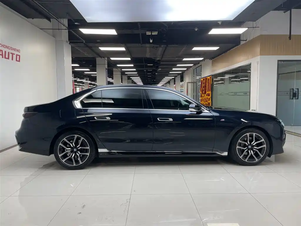 BMW 7 Series 2023 735Li M Sport Package