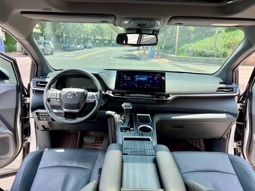 2021 Toyota Sienna Hybrid Platinum