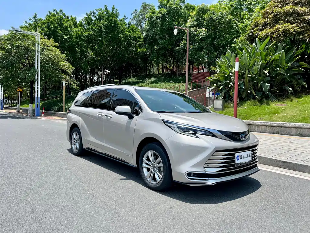 2021 Toyota Sienna Hybrid Platinum