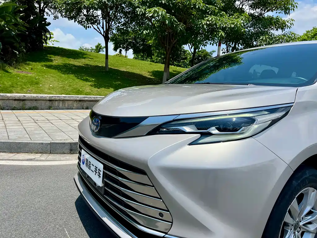 2021 Toyota Sienna Hybrid Platinum