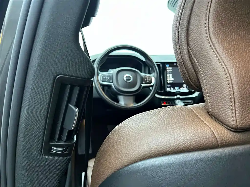 Volvo XC60 2020 T5 AWD Momentum Luxury Edition
