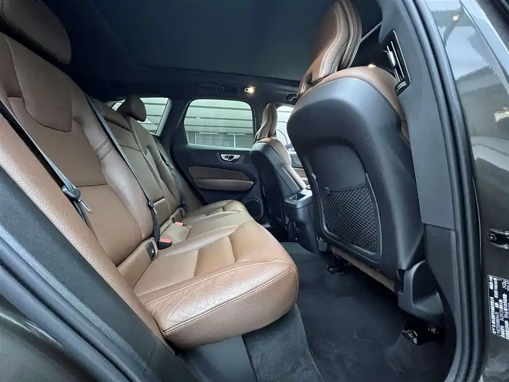Volvo XC60 2020 T5 AWD Momentum Luxury Edition